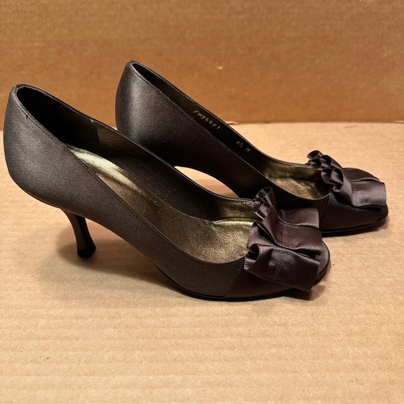 Stuart Weitzman GigiRitz satin open toe bow pump, brown, 6.5 - Picture 2 of 12